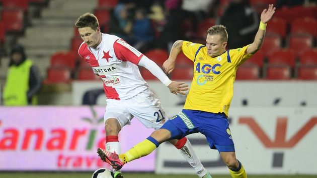 Teplický Jakub Hora (vpravo) se snaží sebrat míč slávistickému útočníkovi Milanu Škodovi. Teplický Jakub Hora (vpravo) se snaží sebrat míč slávistickému útočníkovi Milanu Škodovi.