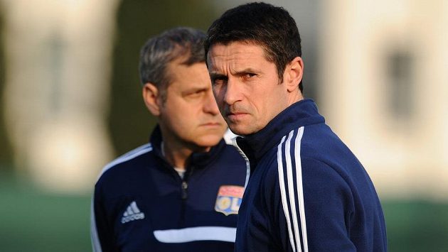 Trenér Lyonu Rémi Garde (vpředu vpravo). Trenér Lyonu Rémi Garde (vpředu vpravo).