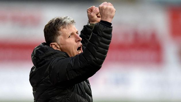 Trenér Jablonce Jaroslav Šilhavý oslavuje další vítězství. Trenér Jablonce Jaroslav Šilhavý oslavuje další vítězství.