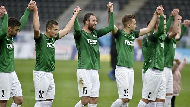 Jablonecká fotbalová radost po výhře nad Baníkem. Slaví David Hovorka, Tomáš Holeš, Martin Doležal, Tomáš Břečka a Miloš Kratochvíl. Jablonecká fotbalová radost po výhře nad Baníkem. Slaví David Hovorka, Tomáš Holeš, Martin Doležal, Tomáš Břečka a Miloš Kratochvíl.