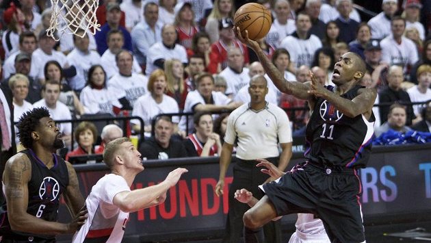 Jamal Crawford z Los Angeles Clippers střílí koš v utkání NBA proti Portlandu Trail Blazers. Jamal Crawford z Los Angeles Clippers střílí koš v utkání NBA proti Portlandu Trail Blazers.