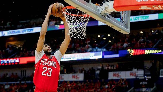 Basketbalista New Orleans Pelicans Anthony Davis v duelu s Golden State Warriors. Basketbalista New Orleans Pelicans Anthony Davis v duelu s Golden State Warriors.