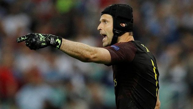 Petr Čech diriguje spoluhráče ve finále Evropské ligy proti Chelsea. Petr Čech diriguje spoluhráče ve finále Evropské ligy proti Chelsea.