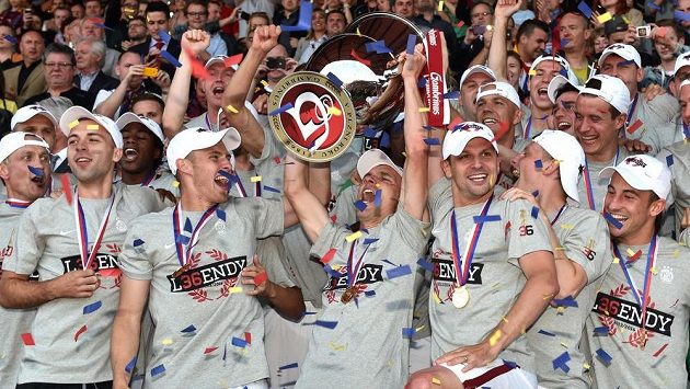 Fotbalisté Sparty Praha s pohárem pro mistra ligy. Fotbalisté Sparty Praha s pohárem pro mistra ligy.