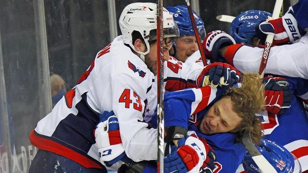 Tom Wilson (vlevo) z Washingtonu v bitce s Artěmijem Panarinem z New York Rangers. Tom Wilson (vlevo) z Washingtonu v bitce s Artěmijem Panarinem z New York Rangers.