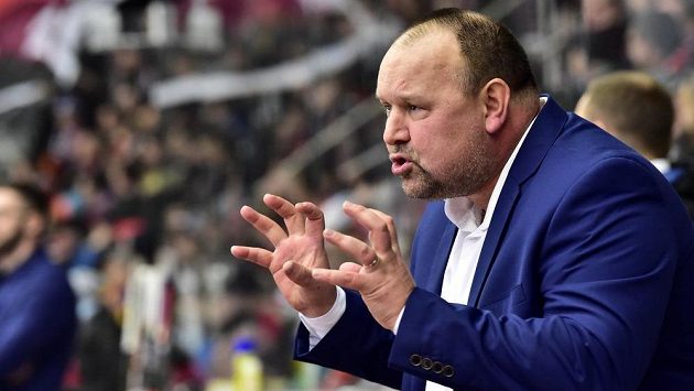 Trenér Pardubic Ladislav Lubina během utkání v Hradci Králové. Trenér Pardubic Ladislav Lubina během utkání v Hradci Králové.