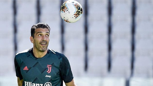 Brankář Gianluigi Buffon překonal rekord italské ligy, nastoupil do 648. utkání v soutěži. Brankář Gianluigi Buffon překonal rekord italské ligy, nastoupil do 648. utkání v soutěži.