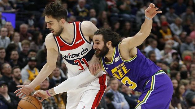 Dva evropští rozehrávači v souboji o míč v basketbalovém zápase NBA mezi Utahem a Washingtonem. Vlevo Čech Tomáš Satoranský, vpravo Španěl Ricky Rubio. Dva evropští rozehrávači v souboji o míč v basketbalovém zápase NBA mezi Utahem a Washingtonem. Vlevo Čech Tomáš Satoranský, vpravo Španěl Ricky Rubio.