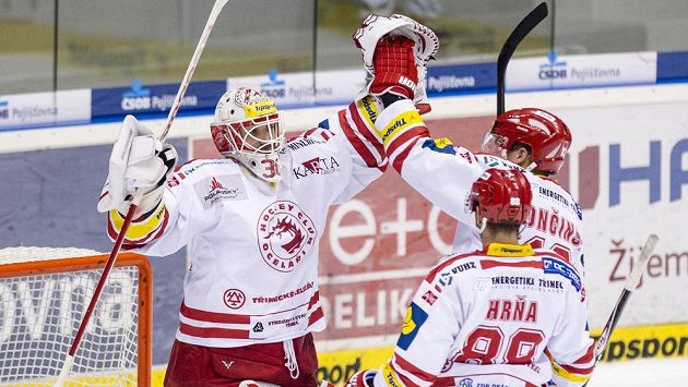 Třinečtí hokejisté oslavují výhru v Pardubicích. Zleva brankář Šimon Hrubec, útočník Erik Hrňa a obránce Marek Tročinský. Třinečtí hokejisté oslavují výhru v Pardubicích. Zleva brankář Šimon Hrubec, útočník Erik Hrňa a obránce Marek Tročinský.