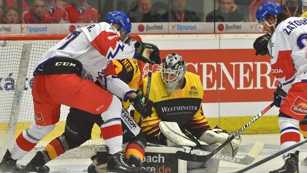 Zleva Radim Zohorna z Česka, Dominik Bittner z Německa, německý brankář Niklas Treutle a Martin Zaťovič z Česka. Zleva Radim Zohorna z Česka, Dominik Bittner z Německa, německý brankář Niklas Treutle a Martin Zaťovič z Česka.