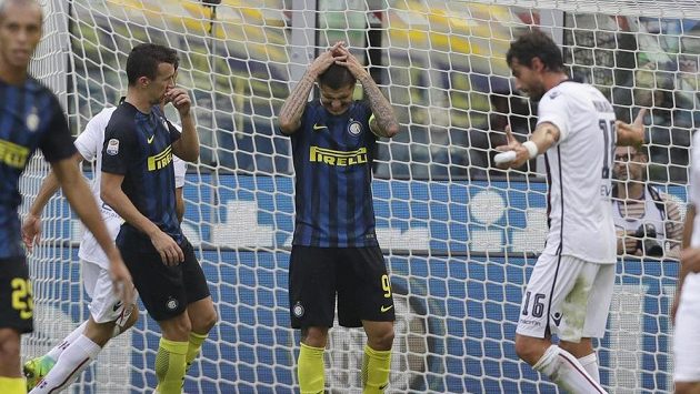 Fotbalista Interu Milán Mauro Icardi (uprostřed) po zahozené penaltě proti Cagliari. Fotbalista Interu Milán Mauro Icardi (uprostřed) po zahozené penaltě proti Cagliari.