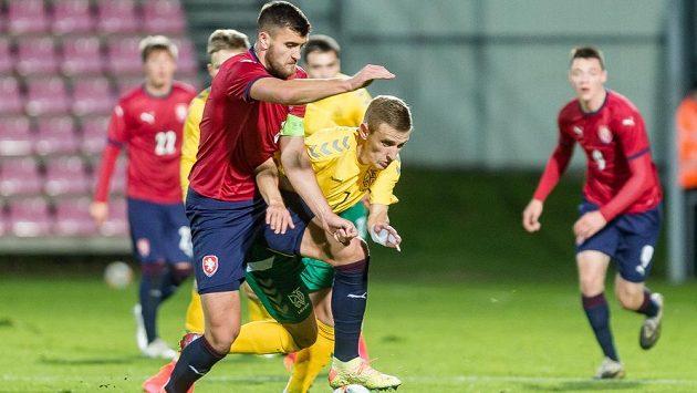 Kapitán české reprezentační jedenadvacítky Matěj Chaluš (vlevo) v souboji s litevským útočníkem Eligijusem Jankauskasem. Kapitán české reprezentační jedenadvacítky Matěj Chaluš (vlevo) v souboji s litevským útočníkem Eligijusem Jankauskasem.