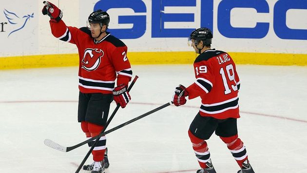 Obránce New Jersey Marek Židlický (2) a jeho spoluhráč Travis Zajac slaví jednu z dvou tref českého beka v nedělním duelu s Bostonem. Obránce New Jersey Marek Židlický (2) a jeho spoluhráč Travis Zajac slaví jednu z dvou tref českého beka v nedělním duelu s Bostonem.