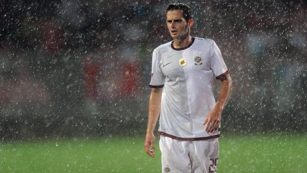 Sparťanský obránce Mario Holek během duelu v Brně za vydatného deště. Sparťanský obránce Mario Holek během duelu v Brně za vydatného deště.