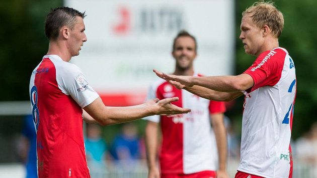 Fotbalisté Slavie Jaromír Zmrhal (vlevo) a Mick van Buren slaví gól proti Liberci ve finále nedávného přípravného turnaje v Čelákovicích. Fotbalisté Slavie Jaromír Zmrhal (vlevo) a Mick van Buren slaví gól proti Liberci ve finále nedávného přípravného turnaje v Čelákovicích.