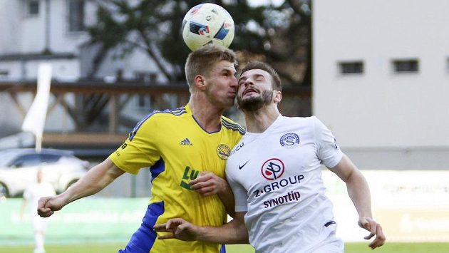 Jakub Jugas ze Zlína (vlevo) a Tomáš Zajíc ze Slovácka. Jakub Jugas ze Zlína (vlevo) a Tomáš Zajíc ze Slovácka.