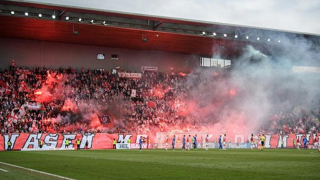 Fanoušci Slavie během utkání se Sigmou. Fanoušci Slavie během utkání se Sigmou.