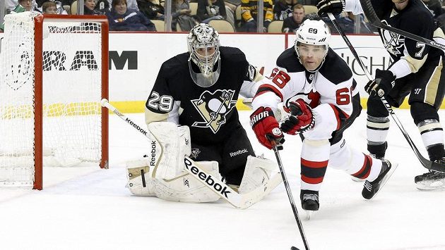 Jaromír Jágr (68) z New Jersey ještě před zraněním v utkání s Pittsburghem atakoval bránu, v níž byl Marc-Andre Fleury (29). Jaromír Jágr (68) z New Jersey ještě před zraněním v utkání s Pittsburghem atakoval bránu, v níž byl Marc-Andre Fleury (29).