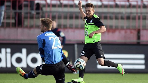 Daniel Bartl z Mladé Boleslavi (vpravo) a Tomáš Holý ze Žižkova během utkání osmifinále Poháru FAČR. Daniel Bartl z Mladé Boleslavi (vpravo) a Tomáš Holý ze Žižkova během utkání osmifinále Poháru FAČR.