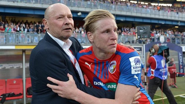 Plzeňský kouč Miroslav Koubek a jeho svěřenec František Rajtoral (vpravo) po zisku mistrovského titulu. Plzeňský kouč Miroslav Koubek a jeho svěřenec František Rajtoral (vpravo) po zisku mistrovského titulu.