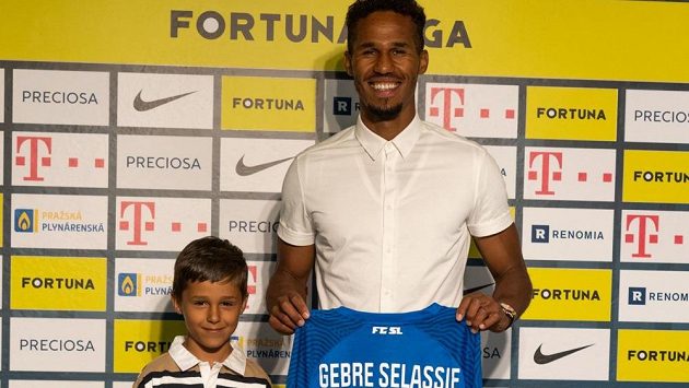 Pod Ještědem před sezonou skončilo dlouhé čekání na vysněnou posilu. Bývalý reprezentant Theodor Gebre Selassie se po devíti letech znovu objeví v nejvyšší české soutěži. Bývalý reprezentant Theodor Gebre Selassie podepsal v Liberci smlouvu na jeden rok. Pod Ještědem před sezonou skončilo dlouhé čekání na vysněnou posilu. Bývalý reprezentant Theodor Gebre Selassie se po devíti letech znovu objeví v nejvyšší české soutěži. Bývalý reprezentant Theodor Gebre Selassie podepsal v Liberci smlouvu na jeden rok.