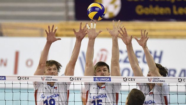 Zleva hráči ČR Jakub Janouch, Vladimír Sobotka a Adam Bartoš v duelu Evropské ligy s Ukrajinou. Zleva hráči ČR Jakub Janouch, Vladimír Sobotka a Adam Bartoš v duelu Evropské ligy s Ukrajinou.