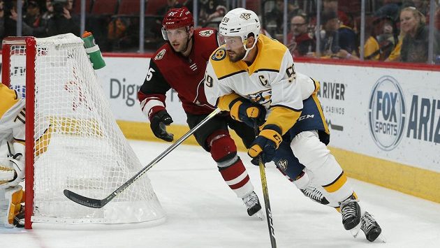 Obránce Nashvillu Roman Josi vyváží puk, sleduje ho Jason Demers z Arizony. Obránce Nashvillu Roman Josi vyváží puk, sleduje ho Jason Demers z Arizony.