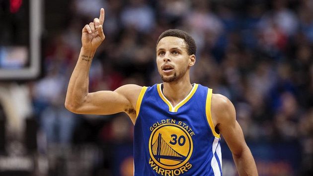 Stephen Curry z Golden State při utkání na hřišti Minnesoty Timberwolves. Stephen Curry z Golden State při utkání na hřišti Minnesoty Timberwolves.