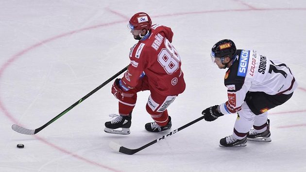 Sparťanský útočník Vladimír Sobotka stíhá Erika Hrňu z Třince. Sparťanský útočník Vladimír Sobotka stíhá Erika Hrňu z Třince.