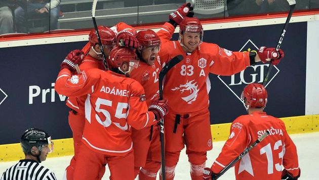Hokejisté Třince vyhráli v utkání základní skupiny D Ligy mistrů nad HV71 Jönköping 3:0. Na snímku se z gólu radují třinečtí hráči zleva David Musil, Marián Adámek, Jiří Polanský, Martin Adamský a Vladimír Svačina. Hokejisté Třince vyhráli v utkání základní skupiny D Ligy mistrů nad HV71 Jönköping 3:0. Na snímku se z gólu radují třinečtí hráči zleva David Musil, Marián Adámek, Jiří Polanský, Martin Adamský a Vladimír Svačina.
