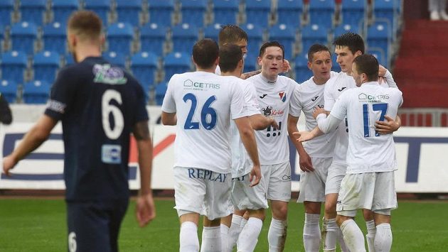Hráči Ostravy se radují z prvního gólu proti Slovácku. Hráči Ostravy se radují z prvního gólu proti Slovácku.