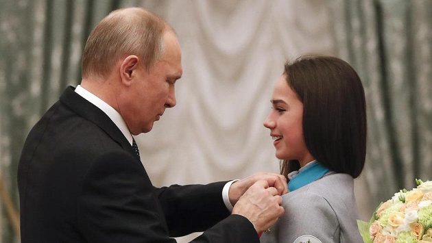 Ruský prezident Vladimir Putin vyznamenává krasobruslařku Alinu Zagitovovou po návratu z olympiády. Ruský prezident Vladimir Putin vyznamenává krasobruslařku Alinu Zagitovovou po návratu z olympiády.