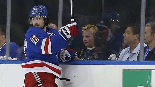 Útočník New Yorku Rangers Mats Zuccarello (č. 36) v zápase proti Pittsburghu. Útočník New Yorku Rangers Mats Zuccarello (č. 36) v zápase proti Pittsburghu.