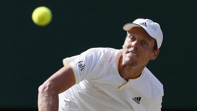 Tomáš Berdych při semifinále Wimbledonu s Rogerem Federerem. Tomáš Berdych při semifinále Wimbledonu s Rogerem Federerem.