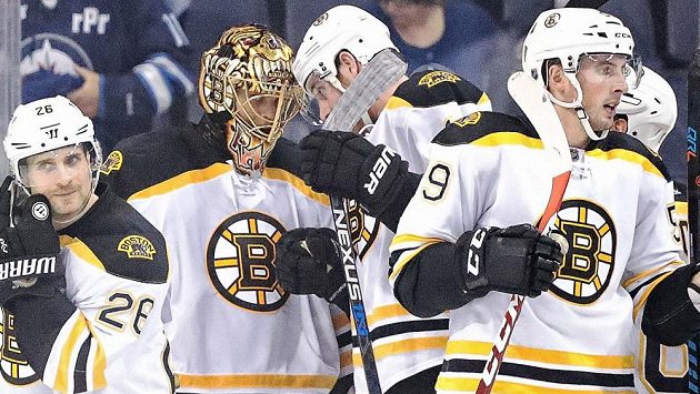 Gólman Bostonu Tuukka Rask oslavuje se spoluhráči vítězství nad Winnipegem. Gólman Bostonu Tuukka Rask oslavuje se spoluhráči vítězství nad Winnipegem.
