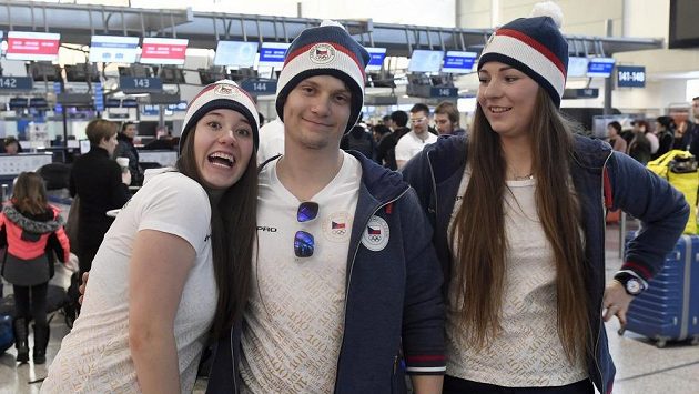 Zleva snowboardcrossaři Kateřina Louthanová, Jan Kubičík a Vendula Hopjáková při odletu na ZOH Zleva snowboardcrossaři Kateřina Louthanová, Jan Kubičík a Vendula Hopjáková při odletu na ZOH