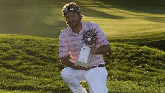 Francouzský golfista Victor Dubuisson s trofejí pro vítěze Turkish Airlines Open. Francouzský golfista Victor Dubuisson s trofejí pro vítěze Turkish Airlines Open.