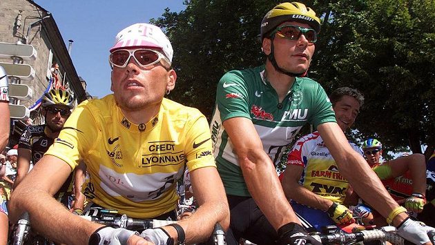 Erik Zabel (v zeleném trikotu) na Tour de France v roce 1998. Erik Zabel (v zeleném trikotu) na Tour de France v roce 1998.