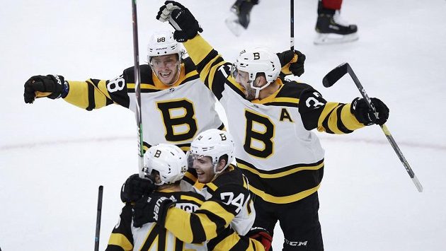 David Krejčí v NHL skóroval, Boston ale podlehl Montrealu 2:3 v prodloužení. Na snímku s Krejčím slaví trefu na 2:2 jeho krajan David Pastrňák (88), centr Patrice Bergeron (37) a a další útočník Jake DeBrusk (74). David Krejčí v NHL skóroval, Boston ale podlehl Montrealu 2:3 v prodloužení. Na snímku s Krejčím slaví trefu na 2:2 jeho krajan David Pastrňák (88), centr Patrice Bergeron (37) a a další útočník Jake DeBrusk (74).