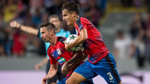 Hlavička plzeňského obránce Aleše Matějů (vpravo) nakonec vítězná nebyla, Ludogorec srovnal v 95. minutě na 2:2. Hlavička plzeňského obránce Aleše Matějů (vpravo) nakonec vítězná nebyla, Ludogorec srovnal v 95. minutě na 2:2.