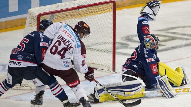Brankář Vítkovic Patrik Bartošák v duelu se Spartou čaroval. Takhle změřil příležitost Brianu Ihnacakovi, jehož stráží Erik Němec. Brankář Vítkovic Patrik Bartošák v duelu se Spartou čaroval. Takhle změřil příležitost Brianu Ihnacakovi, jehož stráží Erik Němec.