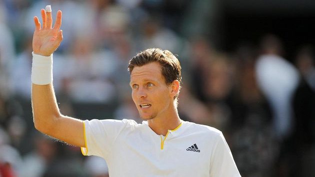 Tomáš Berdych zdraví diváky. Je v semifinále poté, co Novak Djokovič vzdal čtvrtfinálový souboj. Tomáš Berdych zdraví diváky. Je v semifinále poté, co Novak Djokovič vzdal čtvrtfinálový souboj.