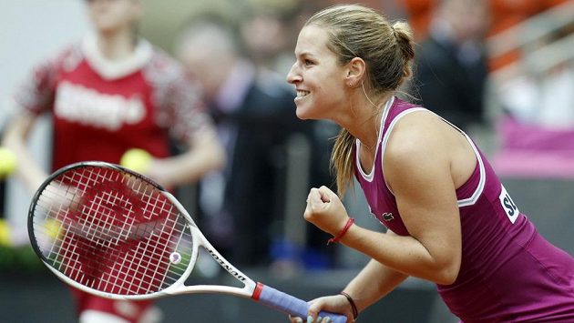 Slovenská tenistka Dominika Cibulková se raduje z výhry nad Ruskou Anastázií Pavljučenkovou. Slovenská tenistka Dominika Cibulková se raduje z výhry nad Ruskou Anastázií Pavljučenkovou.