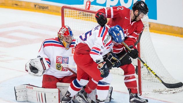 Kanadský útočník Boone Jenner (vpravo) se představil i v kanadském dresu v přípravném duelu v O2 areně. Kanadský útočník Boone Jenner (vpravo) se představil i v kanadském dresu v přípravném duelu v O2 areně.