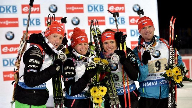 Česká štafeta nastoupí v tomto složení (zleva): Ondřej Moravec, Veronika Vítková, Gabriela Soukalová a Michal Šlesingr. Česká štafeta nastoupí v tomto složení (zleva): Ondřej Moravec, Veronika Vítková, Gabriela Soukalová a Michal Šlesingr.