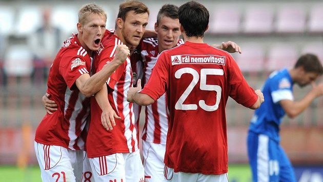 Hráči Viktorie Žižkov (zleva Michal Škoda, Daniel Bartl, Zdeněk Folprecht) oslavují gól. Hráči Viktorie Žižkov (zleva Michal Škoda, Daniel Bartl, Zdeněk Folprecht) oslavují gól.