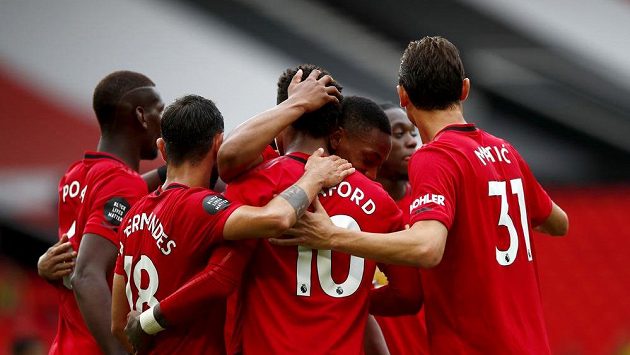 Fotbalisté Manchesteru United se radují z branky během 33. kola anglické Premier League proti Bournemouthu. Fotbalisté Manchesteru United se radují z branky během 33. kola anglické Premier League proti Bournemouthu.