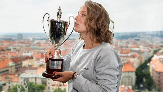 Polibek šampionky. Tenistka Barbora Strýcová s trofejí za vítězství ve čtyřhře ve Wimbledonu. Polibek šampionky. Tenistka Barbora Strýcová s trofejí za vítězství ve čtyřhře ve Wimbledonu.
