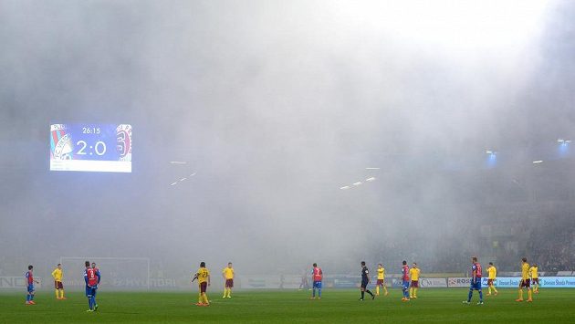 Zápas Plzně se Spartou byl několikrát přerušen kvůli dýmu ze světlic. Zápas Plzně se Spartou byl několikrát přerušen kvůli dýmu ze světlic.