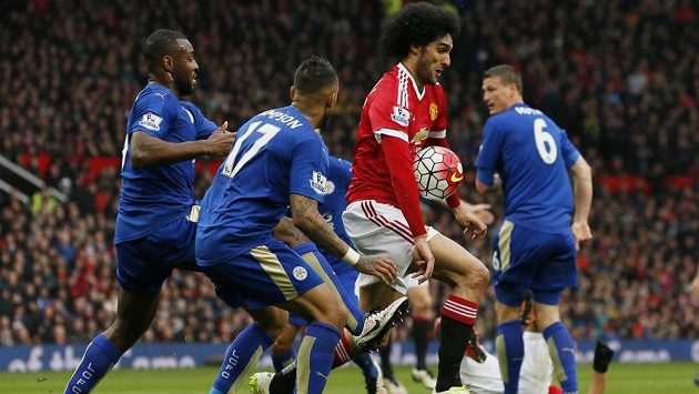 Marouane Fellaini (v červeném) a hráči Leicesteru Robert Huth (6), Danny Simpson a Wes Morgan (vlevo). Marouane Fellaini (v červeném) a hráči Leicesteru Robert Huth (6), Danny Simpson a Wes Morgan (vlevo).